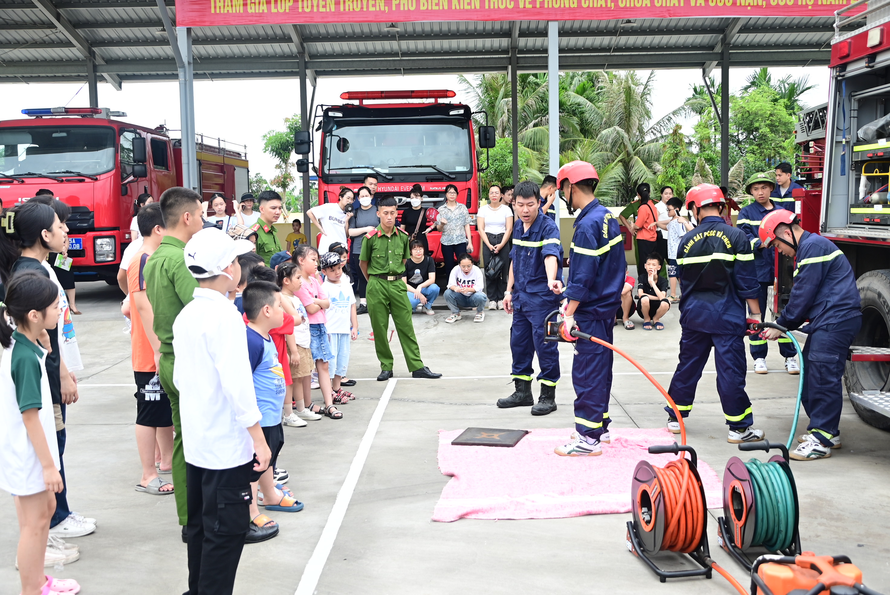 Phòng Cảnh sát PCCC và CNCH: Tập huấn PCCC và CNCH gần 80 thân nhân cán bộ chiến sỹ